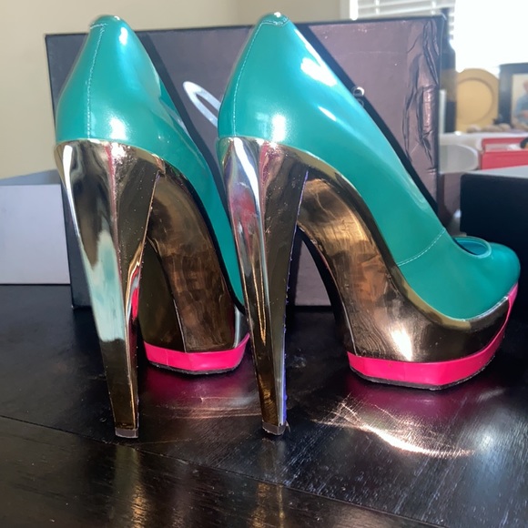 Brian Atwood Women's Leonida Turquoise Patent Pump size 9 1/2 - Picture 3 of 10